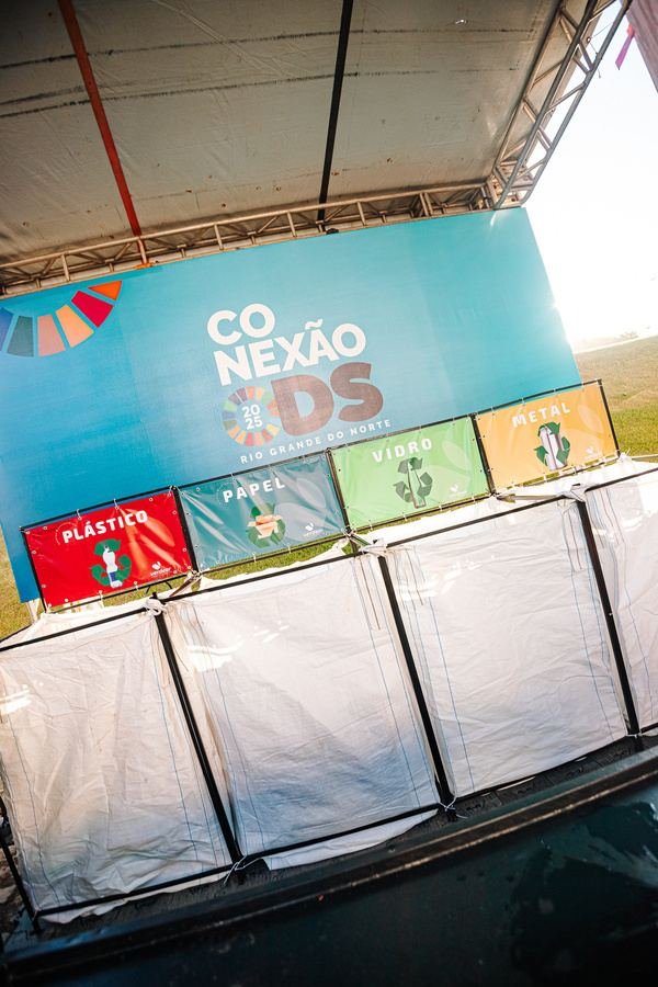 Estação de coleta seletiva com recipientes para plástico, papel, vidro e metal