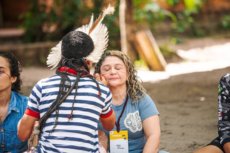 Liderança indígena conversando com uma participante