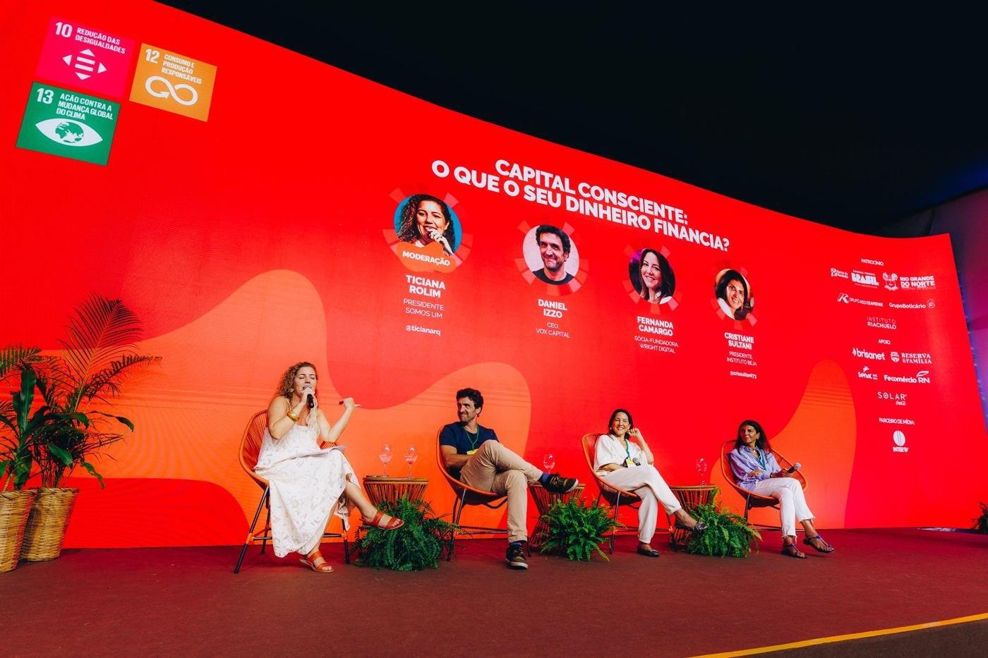 Painel Capital Consciente com quatro participantes no palco do Conexão ODS