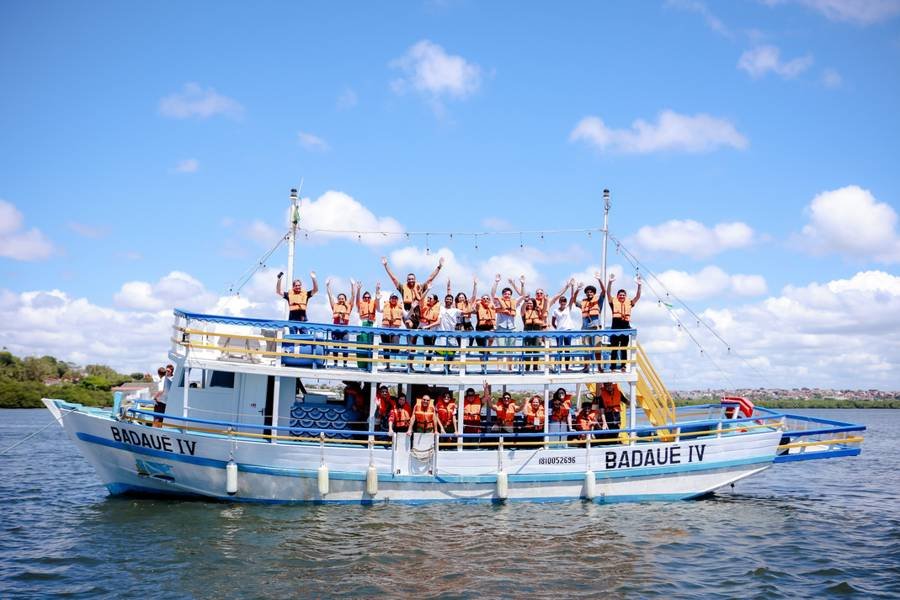 Participantes em um barco durante uma vivência
